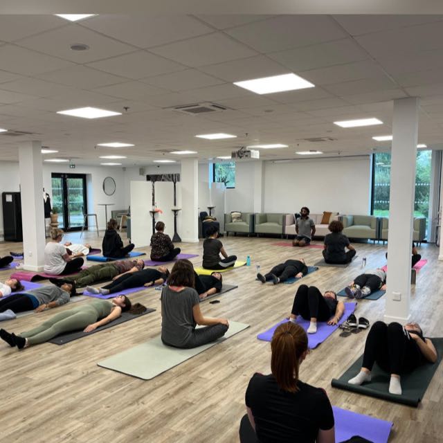 Cours de yoga adultes en pleine séance